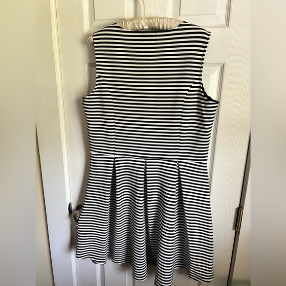 WHITE HOUSE. BLACK MARKET - Picture 8 of 16